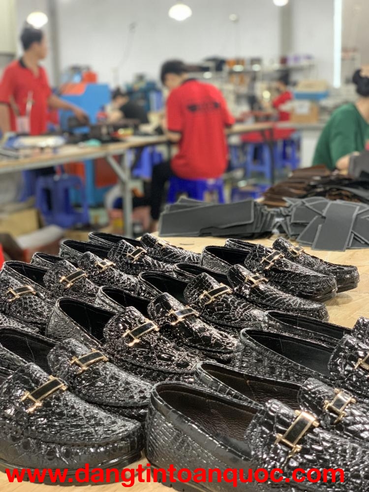 Xưởng sản xuất giày dép da bò thật trực tiếp